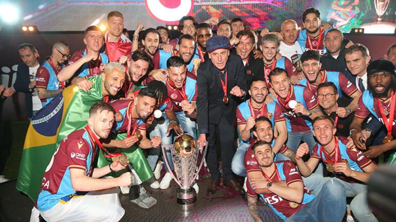 Trabzonspordan unutulmaz şampiyonluk kutlaması Kupaya kavuştu, büyük coşku...