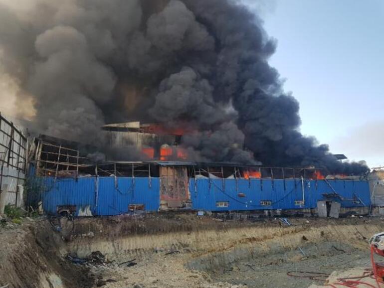 Son dakika: Arnavutköyde fabrika yangını... Çok sayıda itfaiye ekibi sevk edildi