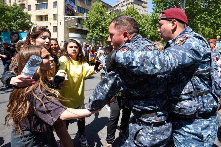 Ermenistan karıştı Muhalifler yolları kapattı: 286 gözaltı