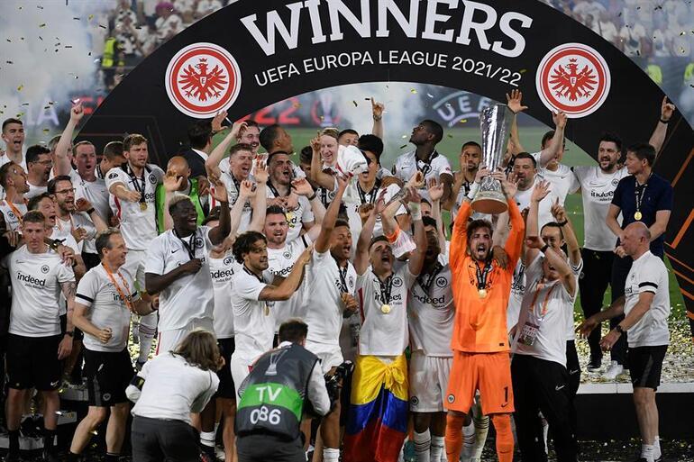 Son Dakika: UEFA Avrupa Liginin en büyüğü Eintracht Frankfurt 118. dakikadaki kırılma anıyla 42 yıl sonra bir ilki başardılar... Fenerbahçe ve Galatasaray detayları...