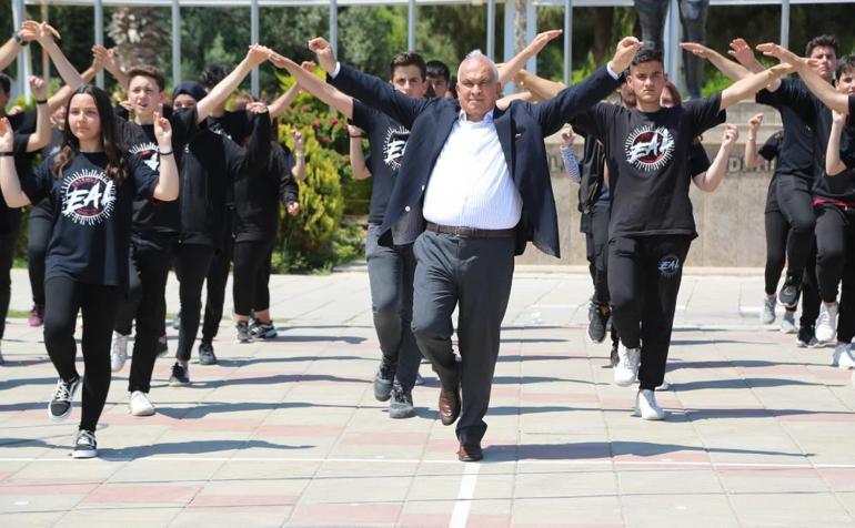 Mersinde 1919 genç zeybek oynadı, Atatürk’ün imzası ile siluetini oluşturdu