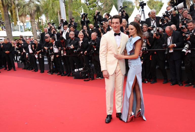 Mostró su barriga en la alfombra roja: cariño, bebé y yo