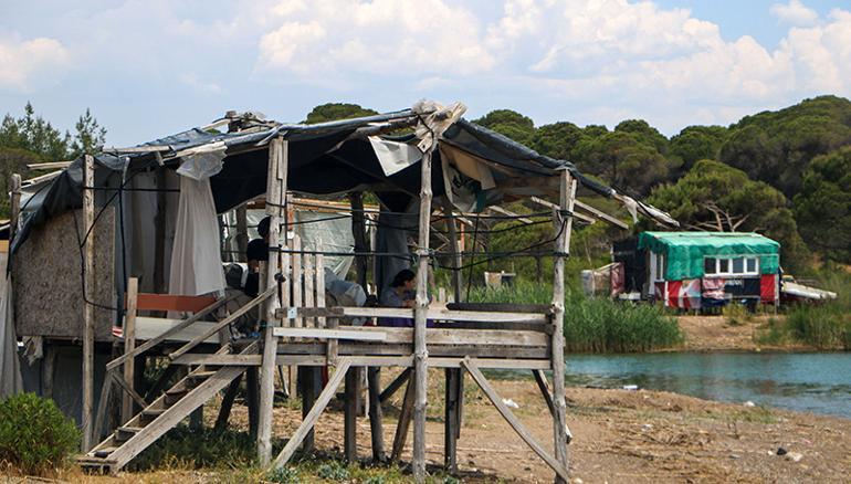 Yıkım kararı üçüncü kez ertelendi, tatilciler çardaklara yerleşti