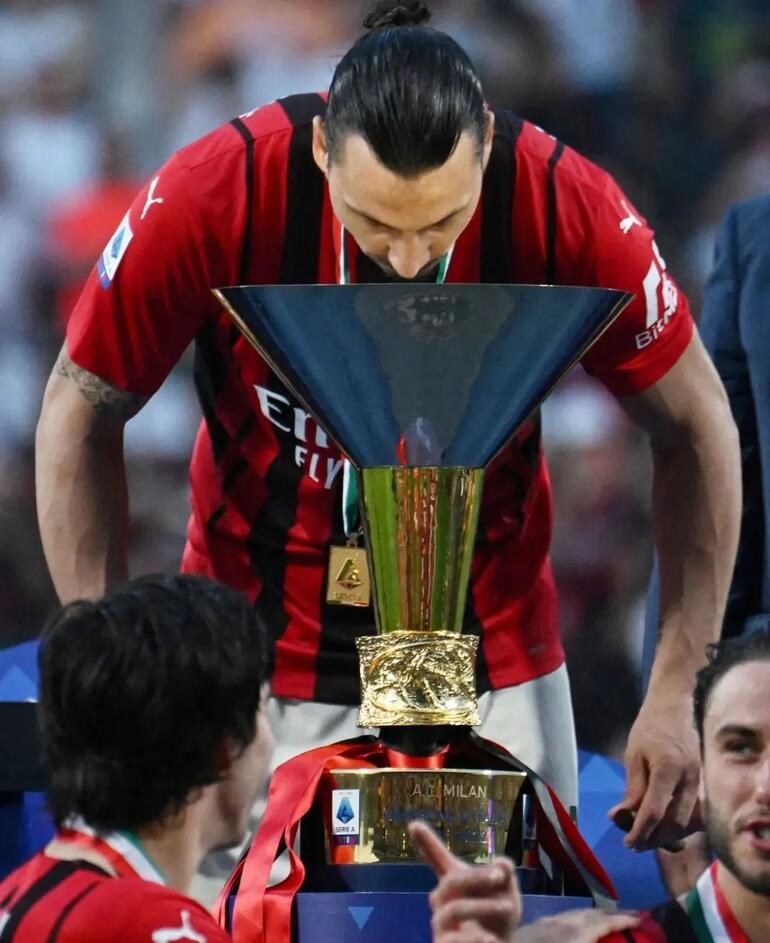 Son Dakika: Zlatan Ibrahimovic, Milanın şampiyonluk kutlamasında Hakan Çalhanoğluna sataştı Mikrofonu aldı ve...