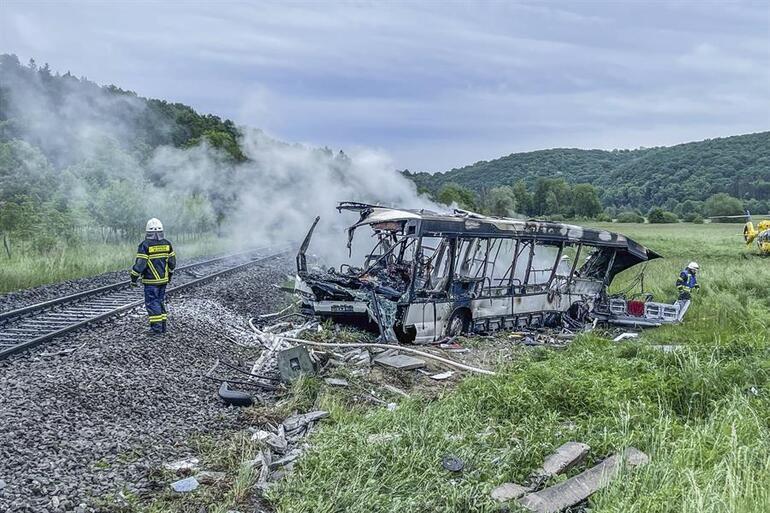 Almanya’da feci kaza: Tren ile otobüs çarpıştı Çok sayıda yaralı...