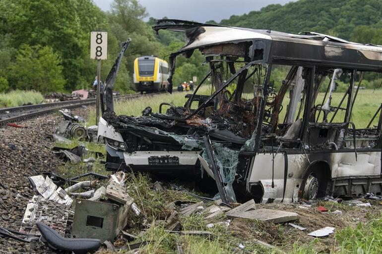 Almanya’da feci kaza: Tren ile otobüs çarpıştı Çok sayıda yaralı...