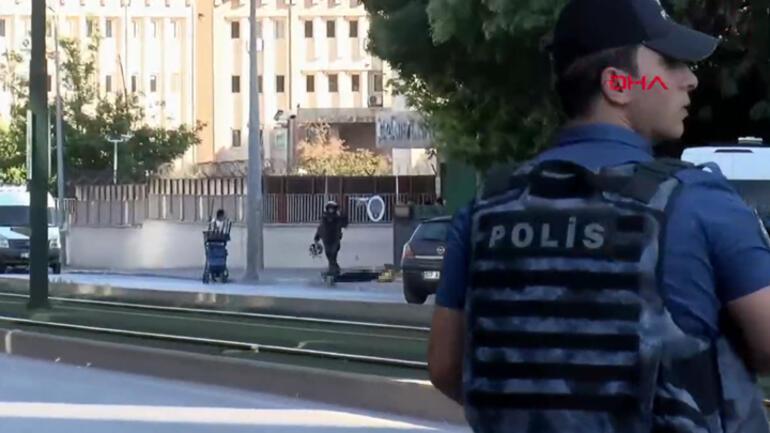 Son dakika... Gaziantep Emniyet Müdürlüğü önünde şüpheli bir kişi vuruldu Bomba imha uzmanı olay yerinde