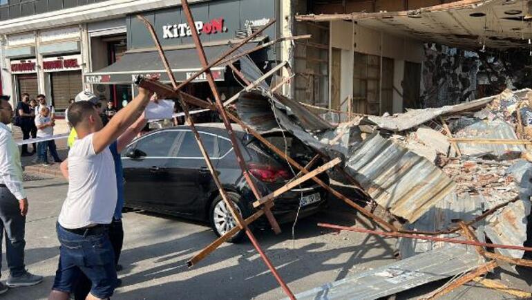 Son dakika... Kadıköyde binanın yıkımı sırasında çökme Bazı araçlar hasar gördü