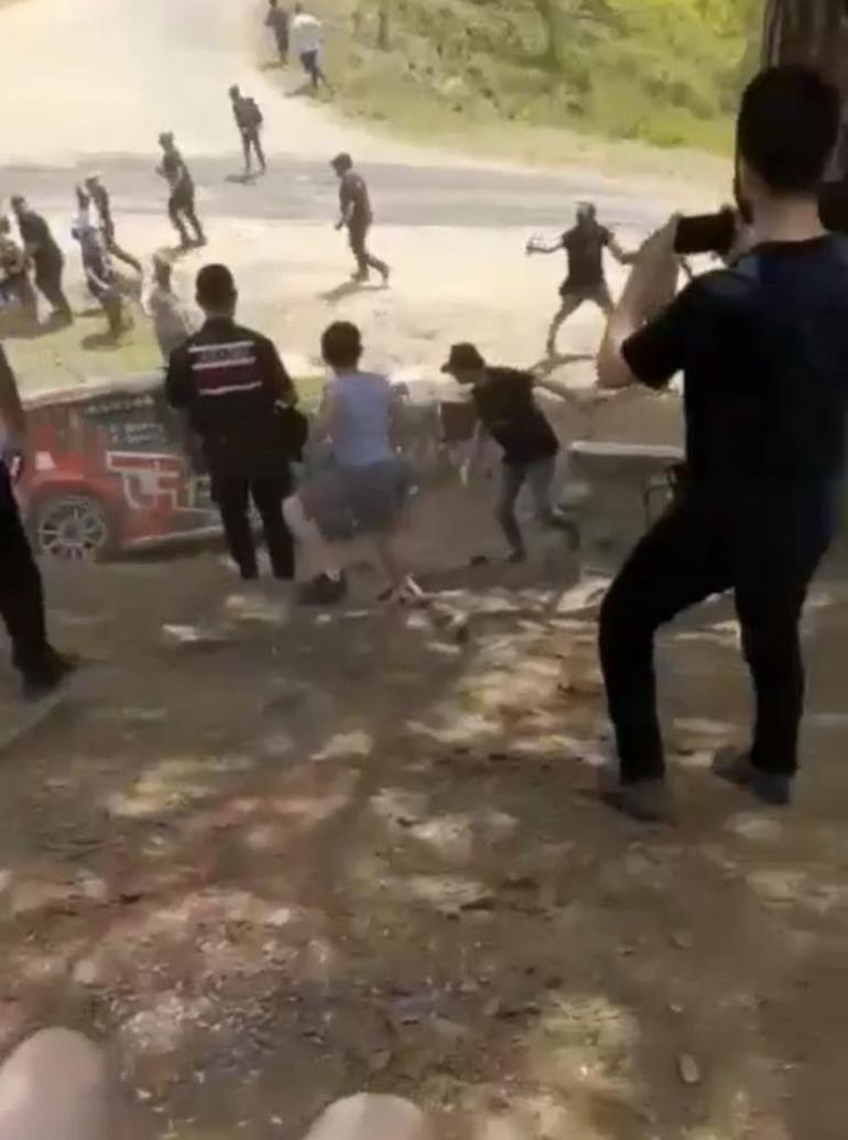 Rallide korku dolu anlar Seyircilerin arasına daldı