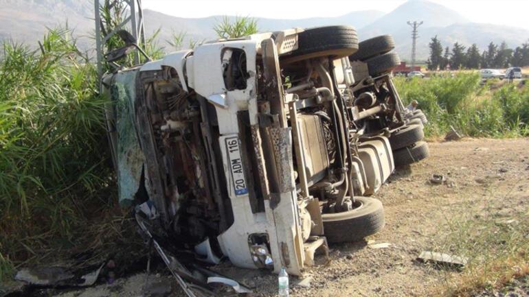 Mersin’de feci kaza Öğrenci servisi ile TIR çarpıştı: 2si ağır 11 yaralı