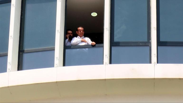 Bolu Belediye Başkanı, kendisini protesto edenlere dans ederek karşılık verdi