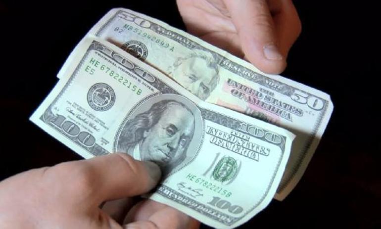 Sahte dolar kovalamacası: Taksiciye verdi, bekçiler yakaladı