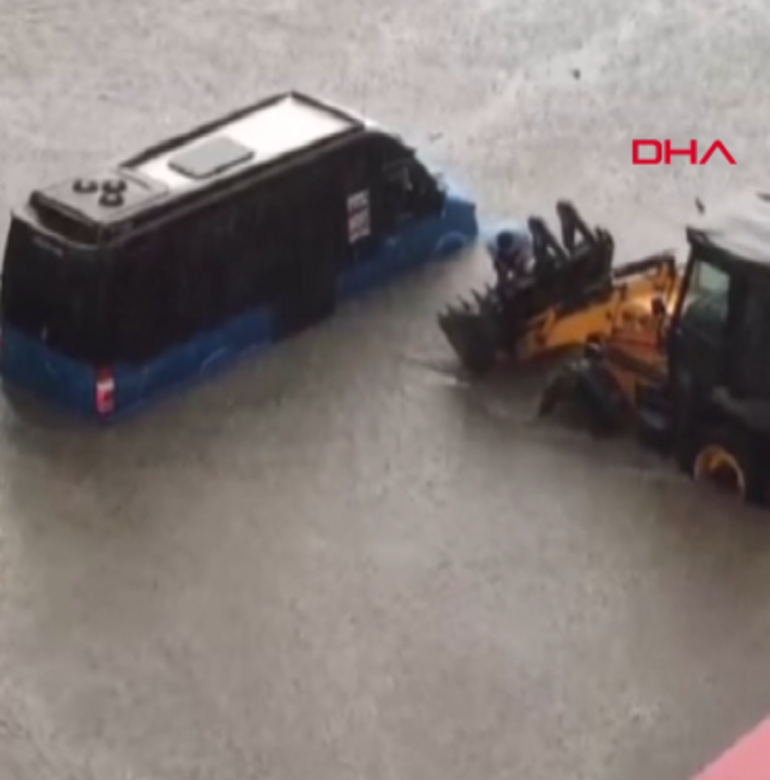 Último minuto... Inundações após fortes chuvas em Ancara Veículos ficaram submersos na água