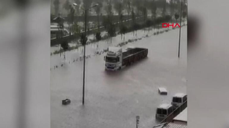 Son dakika... Ankarada sağanak sonrası su baskını Araçlar suya gömüldü