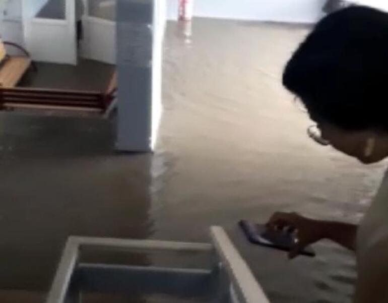 Dernière minute ... Inondation après de fortes pluies à Ankara Des véhicules sont immergés dans l'eau