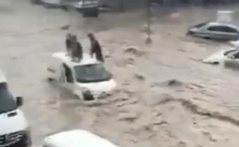 Dernière minute ... Inondation après de fortes pluies à Ankara Des véhicules sont immergés dans l'eau