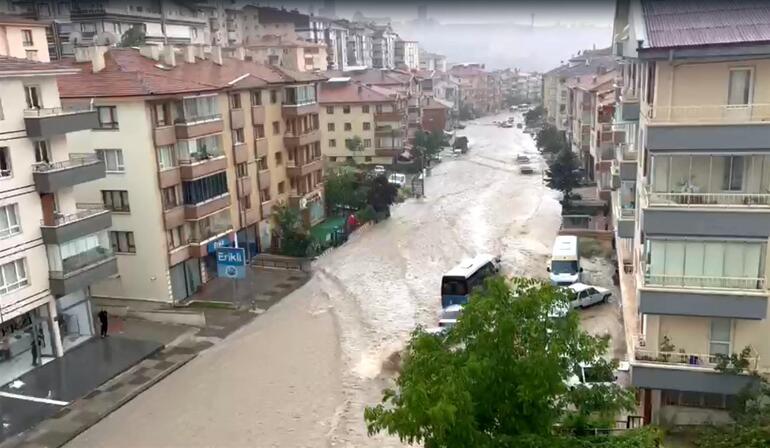 Son dakika haberi: Çatılar uçtu, ağaçlar devrildi Ankarada sel can aldı Meteorolojiden yeni uyarı
