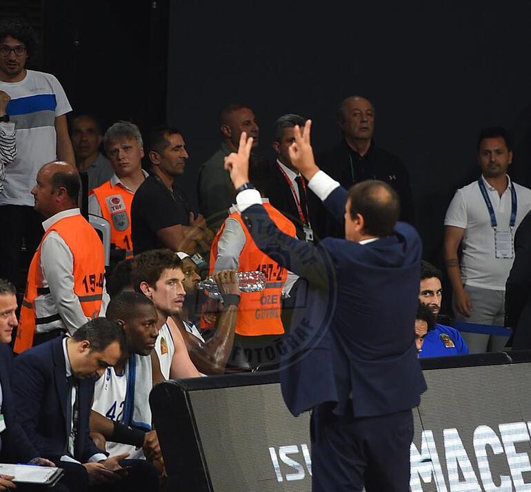 Son dakika: Anadolu Efes - Fenerbahçe Beko maçı sonrası Ergin Atamandan dikkat çeken hareket