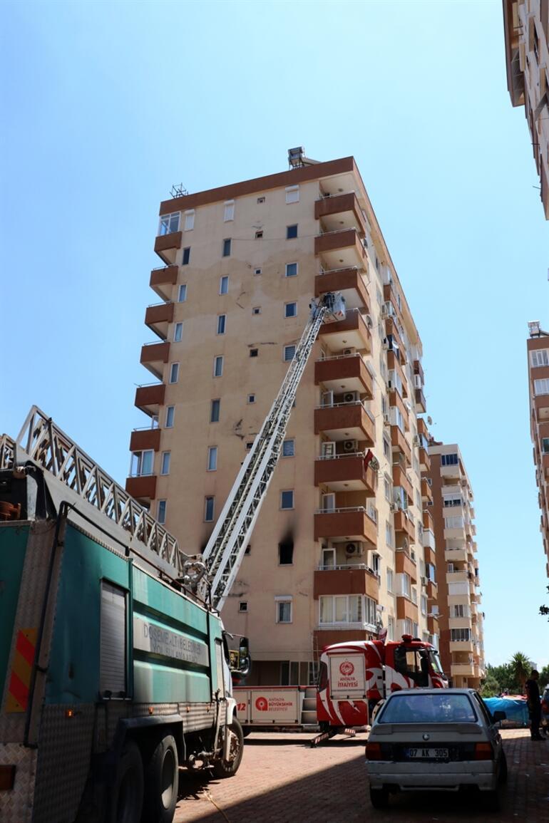 Antalyada 11 katlı binada yangın: Mahsur kalanlar kurtarıldı