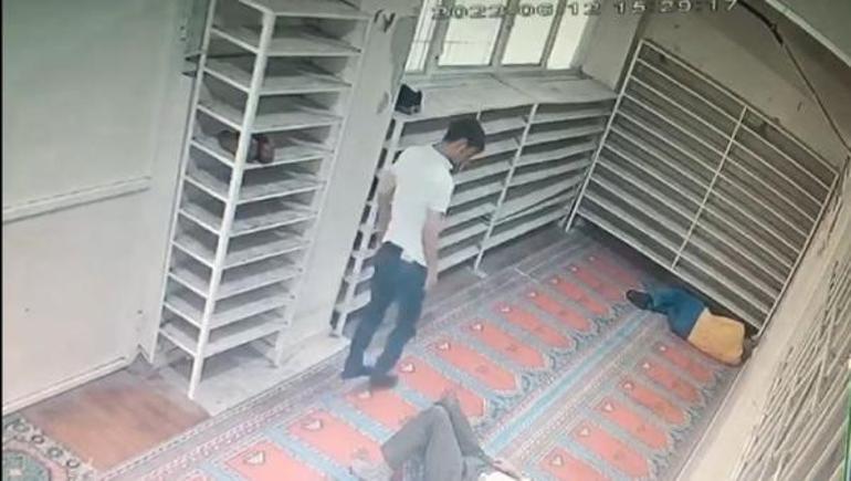 Camide uyuyakaldı, cep telefonu çalındı