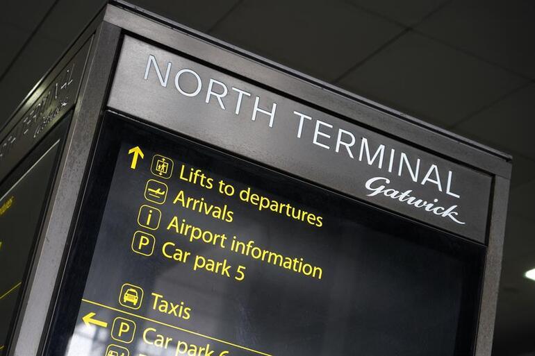 İngilterede havaalanı krizi sürüyor: Gatwick Havalimanı yeterli çalışan olmadığı için yazın uçuş sayısını azaltacak
