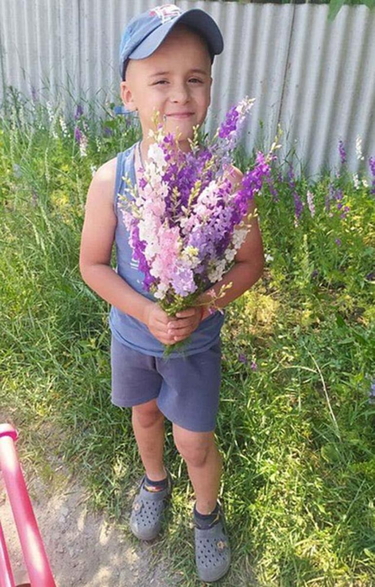 Elinde çiçeklerle fotoğrafını çekmişti… 6 yaşındaki oğlunu elleriyle gömdü
