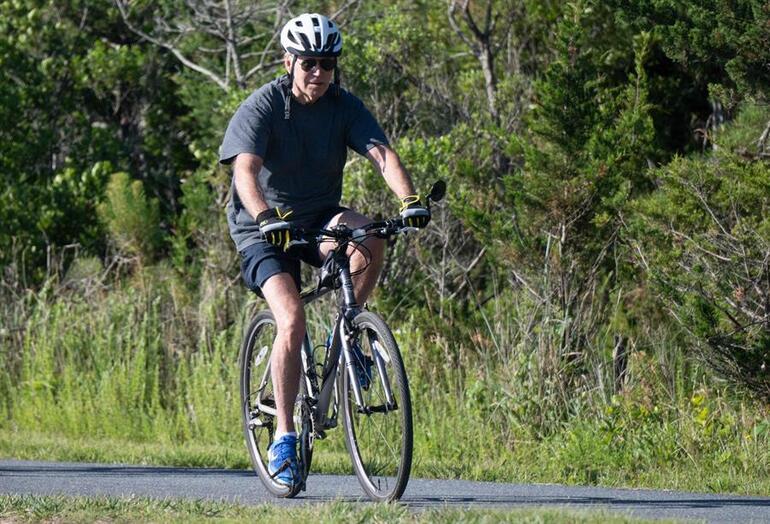 ABD Başkanı Joe Biden bisikletten düştü... O anlar dakika dakika görüntülendi