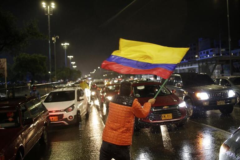Gustavo Petro: Kolombiyada cumhurbaşkanlığı seçimini solcu aday kazandı