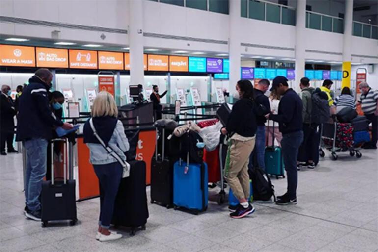 İngiltere’de havaalanı krizi büyüyor… Pilotlar bagaj taşırken görüntülendi