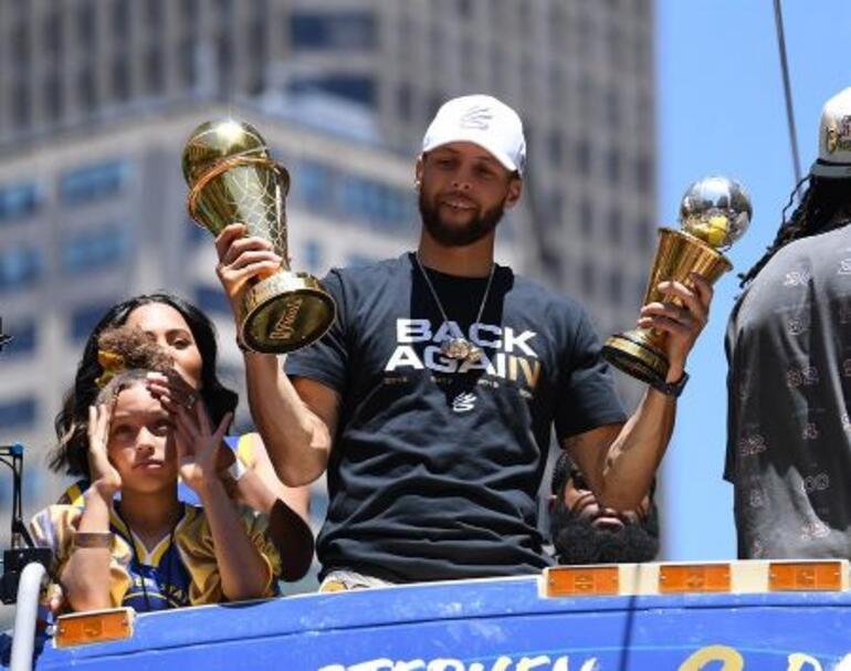 Golden State Warriors şampiyonluk kutlamasında Stephen Curry rolünü oynayan Türk: Hayati Emre Bilgin