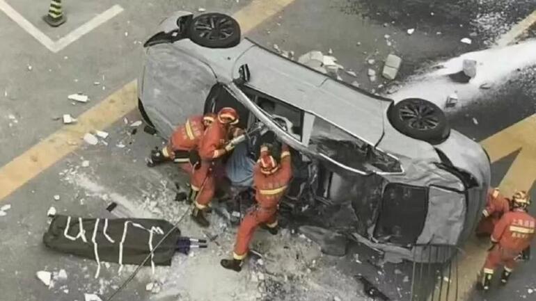 Çin’de akılalmaz kaza… Elektrikli otomobil üçüncü kattan düştü, 2 kişi öldü