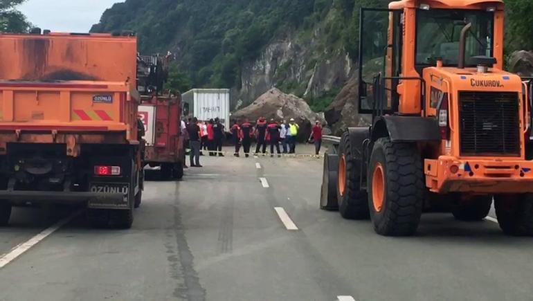 Son dakika... Artvinde heyelan Dev kayalar yola düştü: 1 şoför hayatını kaybetti