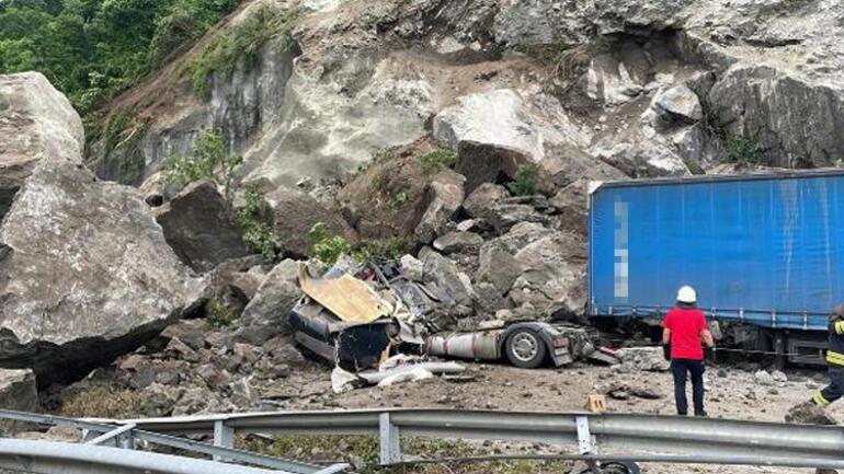 Son dakika... Artvinde heyelan Dev kayalar yola düştü: 1 şoför hayatını kaybetti