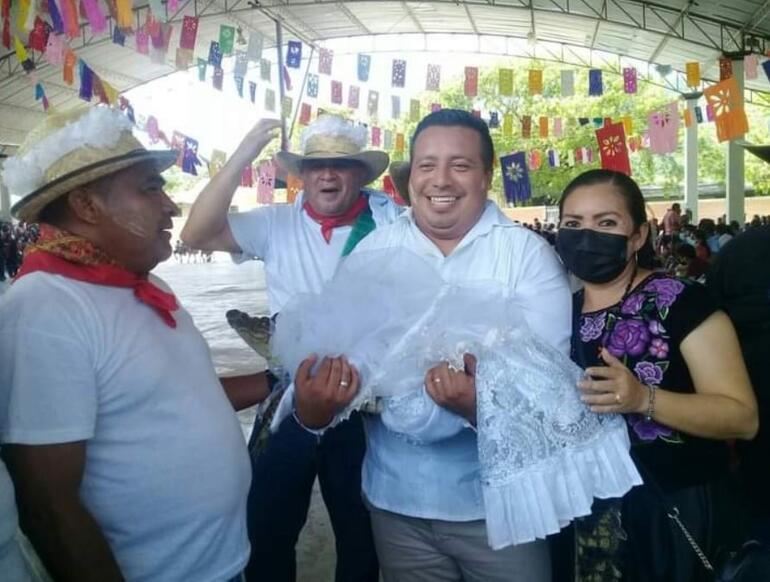 Meksikada asırlık gelenek Belediye başkanı timsahla evlendi...