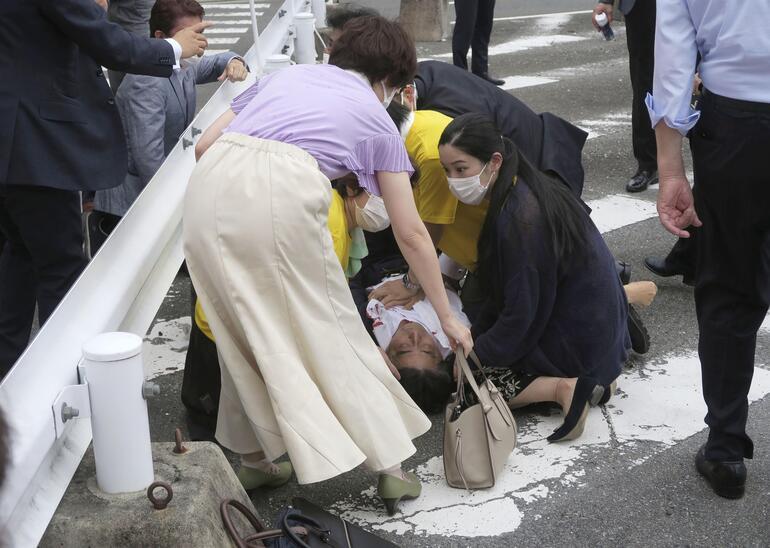 Son dakika... Japonyanın eski Başbakanı Shinzo Abeye suikast Konuşması sırasında vuruldu