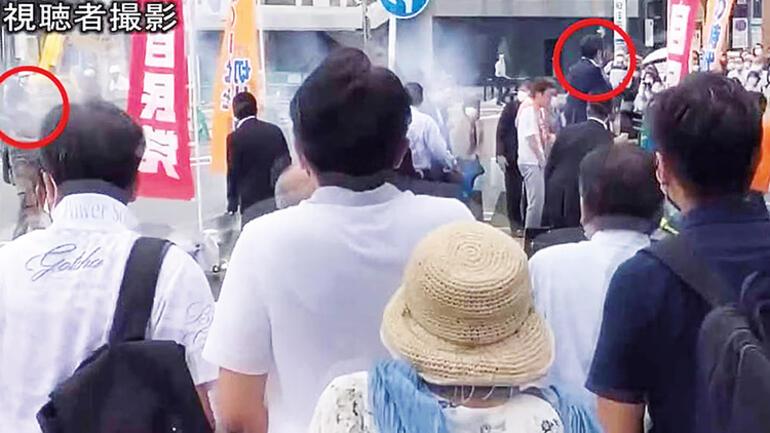 Japonya’da şok suikast: Eski başbakana ‘ev yapımı’ silahla saldırı