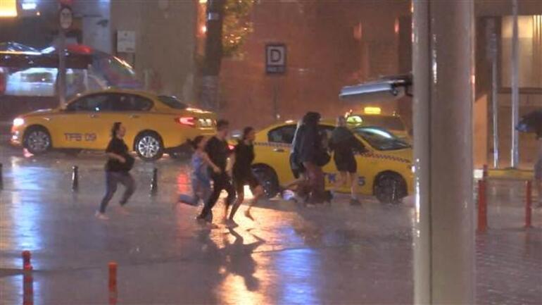 AFAD 21 ile uyarı yapmıştı İstanbulda olağanüstü gece: Şimşek, gök gürültüsü, şiddetli yağış...