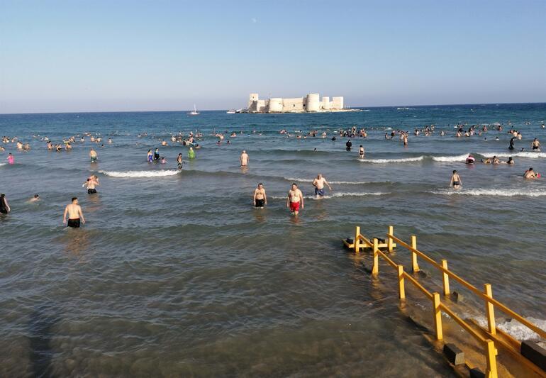 Kızkalesi'nde bayram yoğunluğu: Plajlar doldu - Son Dakika Haber