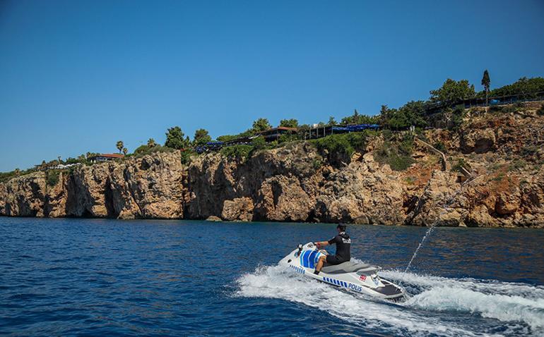 Antalyada deniz polisi, jet-ski ile hayat kurtaracak