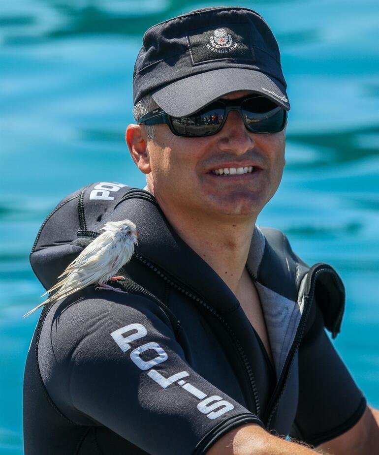 Denize düşen muhabbet kuşunu polis, jet-ski ile kurtardı