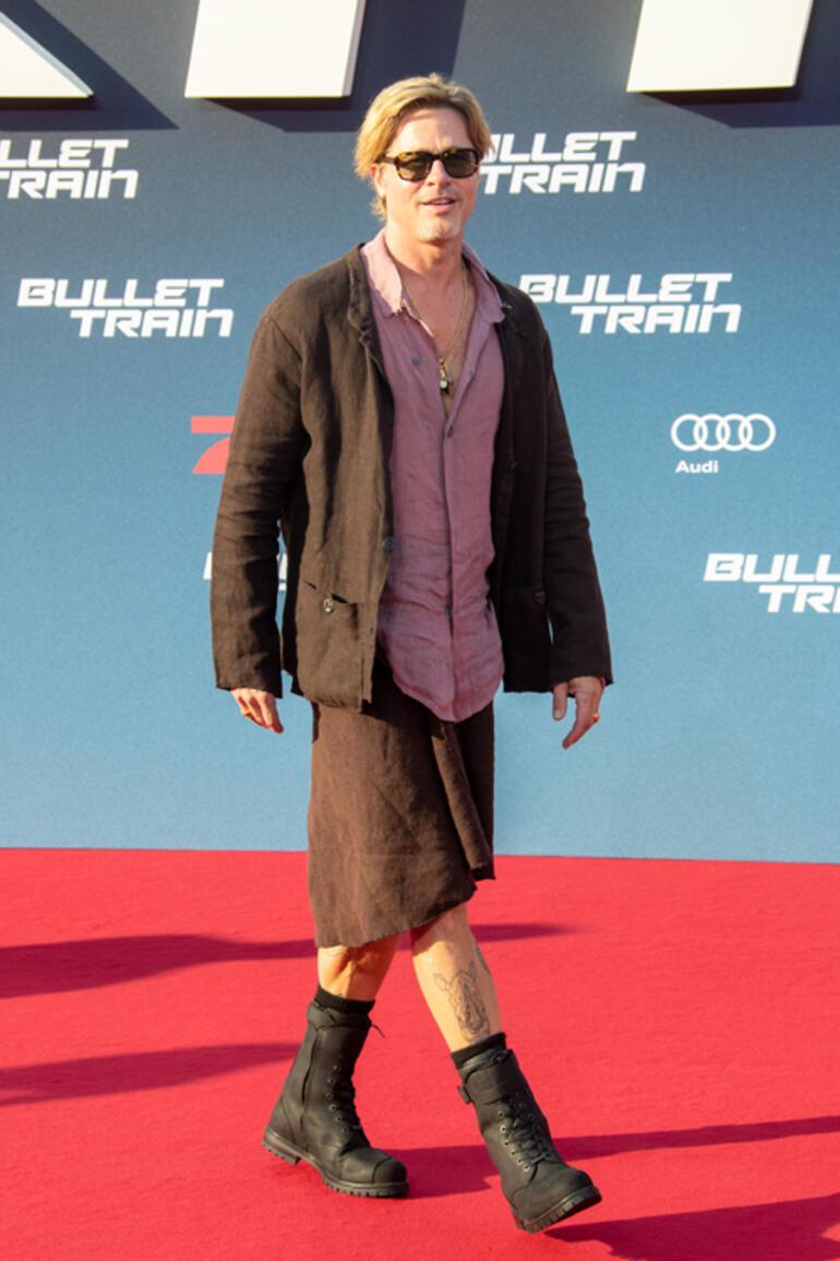 Brad Pitt film galasına etek giyip gitti