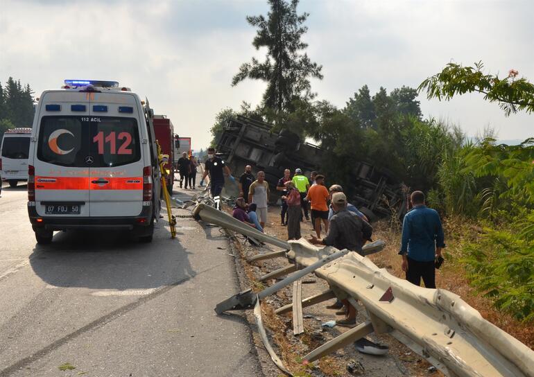 Antalyada tur otobüsüyle kamyon çarpıştı: 1 ölü, 7 yaralı
