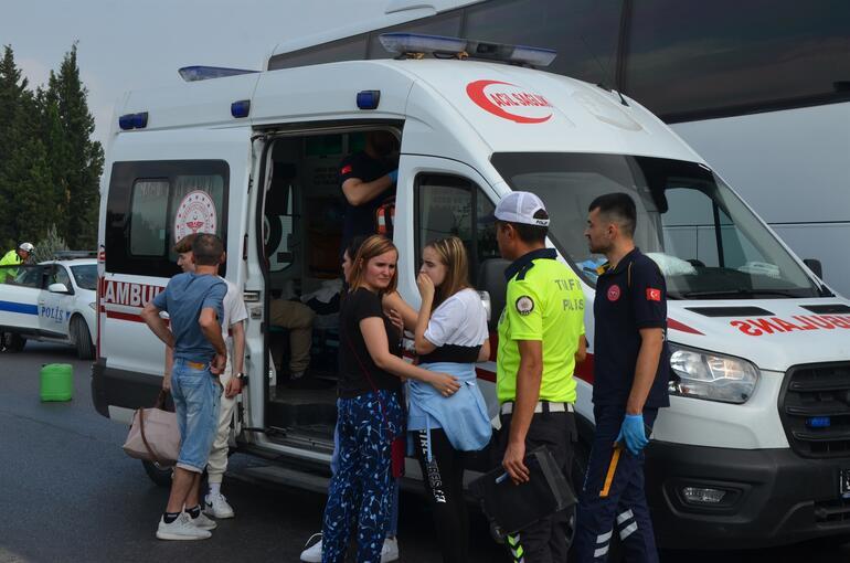 Antalyada tur otobüsüyle kamyon çarpıştı: 1 ölü, 7 yaralı