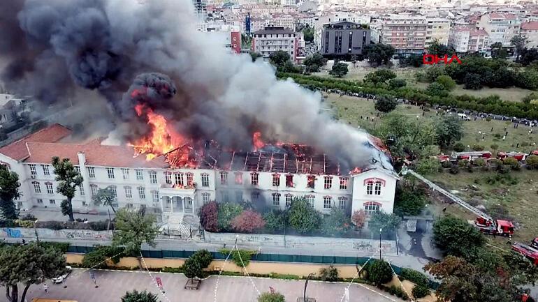 Balıklı Rum Hastanesi'nde büyük yangın! Alevler hızla büyüdü: Hastalar tahliye edildi - Son Dakika Flaş Haberler
