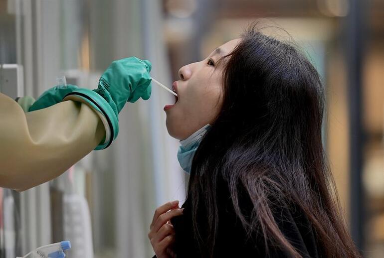Koronavirüs salgınında son durum... İngiliz profesörün aşı yaptıranlara uyarısı: Siz de alabilirsiniz