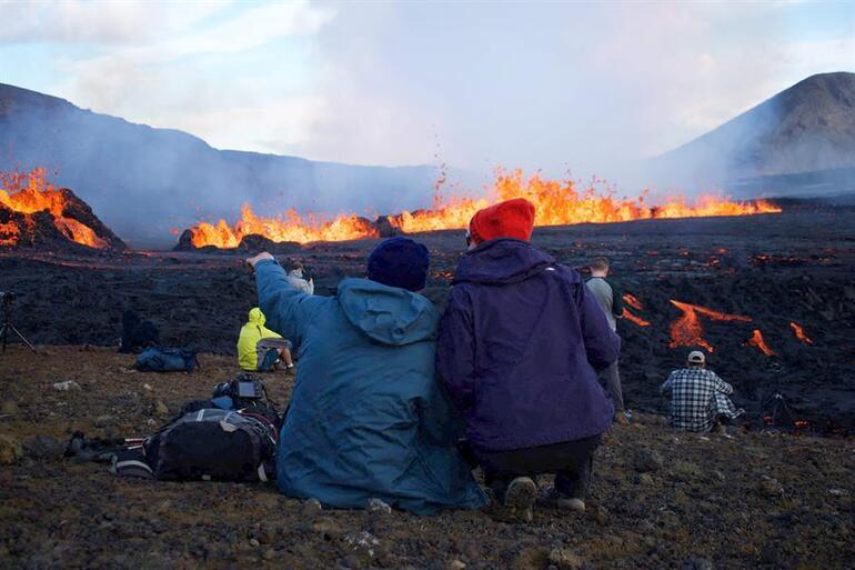 İzlandada yanardağ patlaması Çatlaklardan lav püskürüyor, 400 deprem meydana geldi...