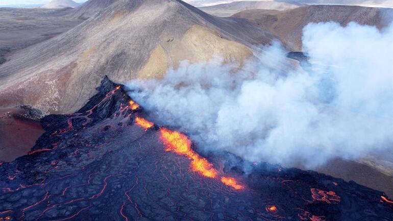 Volcano eruption in Iceland spewing lava from cracks, 400 earthquakes occurred...