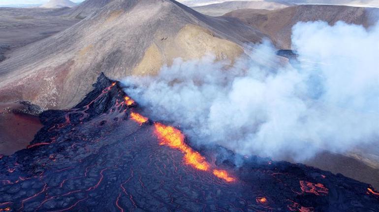 İzlandada yanardağ patlaması Çatlaklardan lav püskürüyor, 400 deprem meydana geldi...