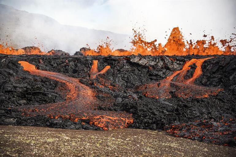 İzlandada yanardağ patlaması Çatlaklardan lav püskürüyor, 400 deprem meydana geldi...