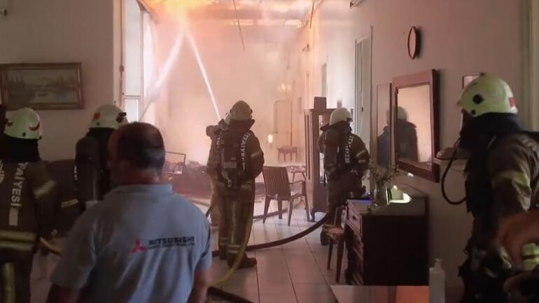 Balıklı Rum Hastanesinde büyük yangın Alevler hızla büyüdü: Hastalar tahliye edildi